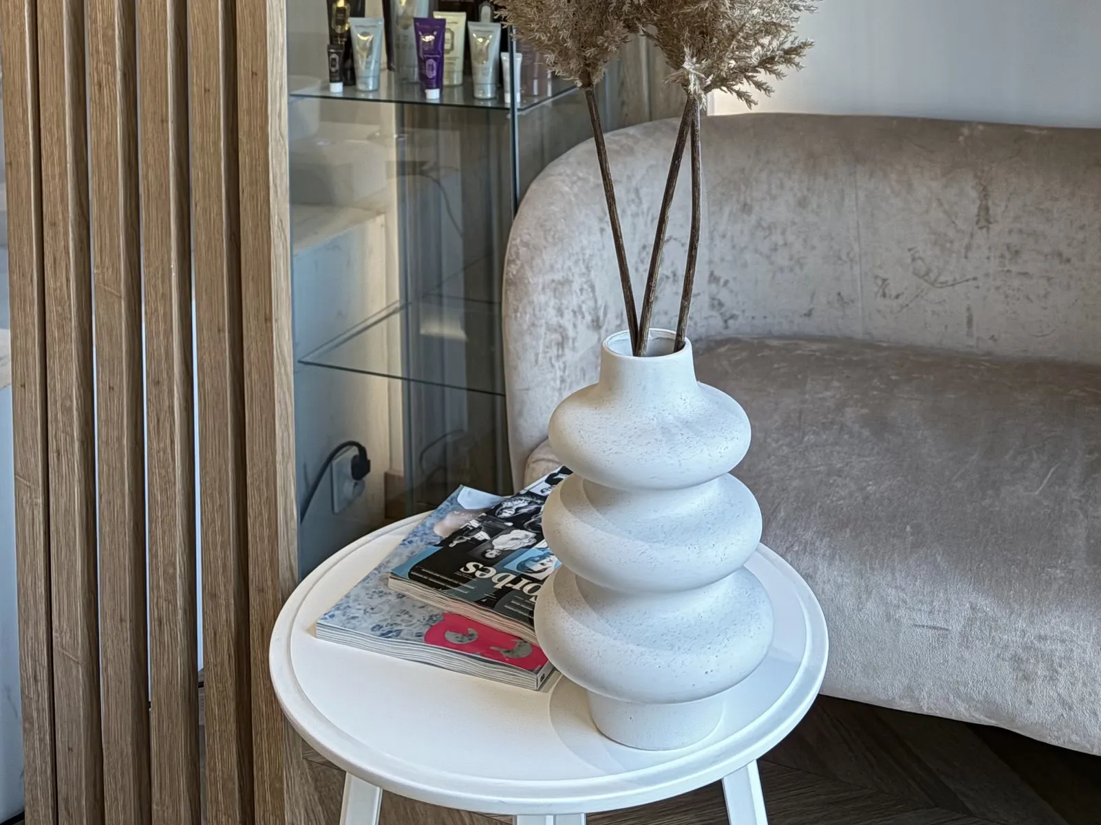 Wnętrze salonu Wonderful Beauty — przytulny kącik, ciepłe drewno, Poznań Stare Miasto