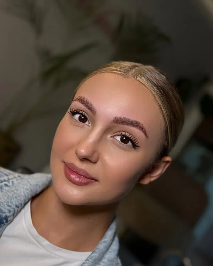 Stylizacja brwi henną pudrową wykonana w salonie Wonderful Beauty w Poznaniu